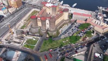 Napoli, İtalya manzarası, tarihi merkezin havadan görünüşü, tüm İtalya 'nın panoramik insansız hava aracı görüntüsü. Tarihi yerler üzerinde uçuş, dar sokaklar ve renkli çatıları olan binalar.