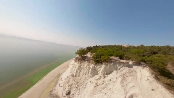 Fpv ウクライナ スヴィトロヴォドスク キロヴォグラード地域 ウクライナの近くのクライメンチュク水貯水池上のピヴィハ山からの眺め 晴れた夏の自然の背景 — ストック動画