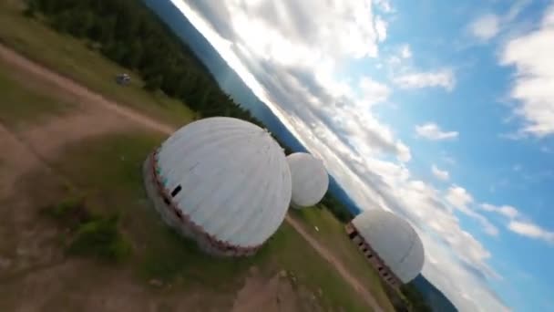 Fpv Opuszczona Stacja Radarowa Pamir Karpatach Stacja Badawcza Szczycie Góry — Wideo stockowe