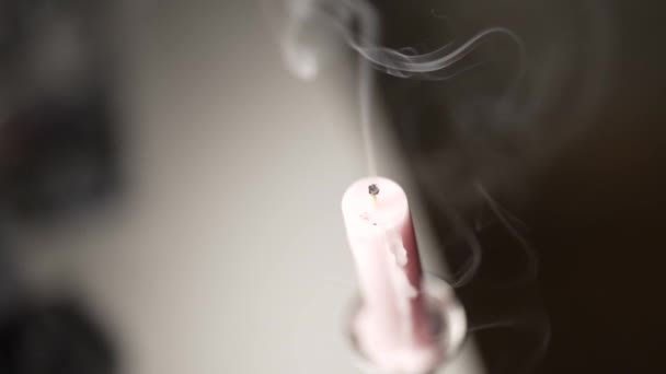 Rauch Von Erloschener Kerze Eine Erloschene Kerze Auf Schwarz Weißem — Stockvideo