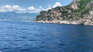 Gündoğumunda Amalfi sahili hava manzarası, Napoli yakınlarında İtalyan sahili, yukarıdan Amalfi ve Atrani kasabaları. İtalyan huzurlu sahil beldesi, eski sahil kasabasının inanılmaz hava görüntüleri.. 