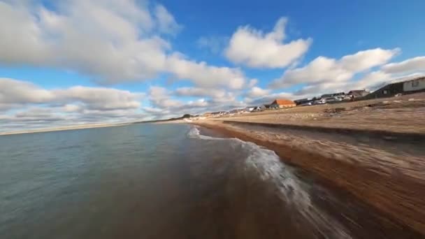 Fpv クリトモラー滑らかな波 魔法の砂浜 ファビュラスブルーウォーター デンマーク ヨーロッパ ビーチ 波のパノラマビュー 重い北海 エメラルド海の色 — ストック動画