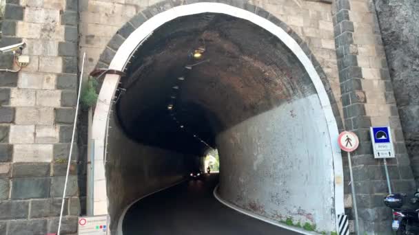 Узкая Итальянская Дорога Туннелем Горах Амальфи Драйв Старый Туннель Италии — стоковое видео