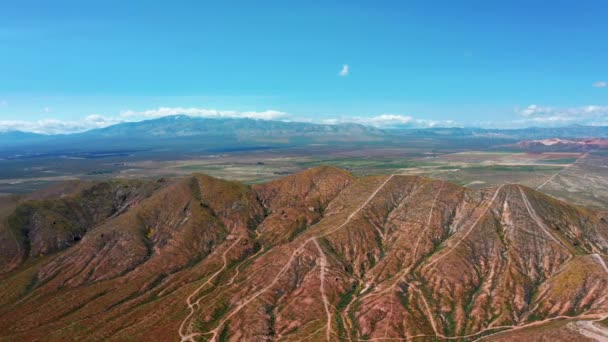 アメリカ合衆国の山々の素晴らしいカラフルなパノラマ空中ドローンビュー 距離のピークと砂漠の風景 アメリカの旅行者 ルックアウトマウンテン上を飛ぶ — ストック動画