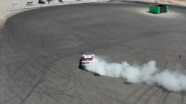 アスファルトロードトラック 自動車 自動車レースカーで車をドリフトする空中トップビュープロのドライバーは 多くの煙で抽象的なアスファルトロードタイヤスキッドマークに漂う 上のビュー — ストック動画