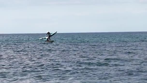 Sport Nautique Moderne Hydroptère Rouler Sur Océan Utilisant Aile Puissance — Video