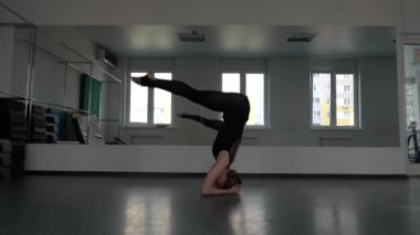 Kız jimnastikçi, stüdyoda sırtüstü uzanarak kafa kafaya gidiyor. Yüksek kaliteli görüntüler, Kadın Jimnastikçi Bacakları Spor Merkezi Fiziksel Güç Motivasyon Jimnastik Konsepti Yoga