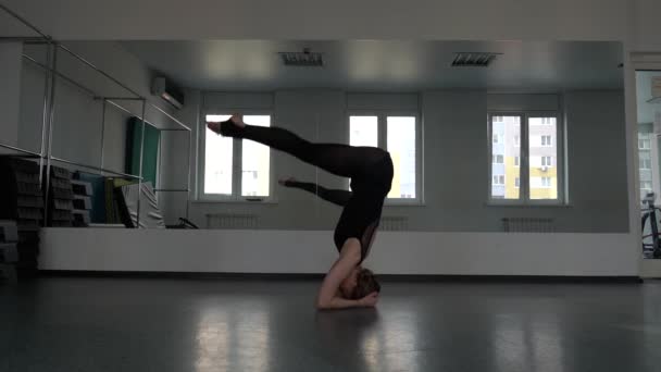 Fille Gymnaste Tire Jambe Tête Cambrée Dans Dos Étirant Studio — Video