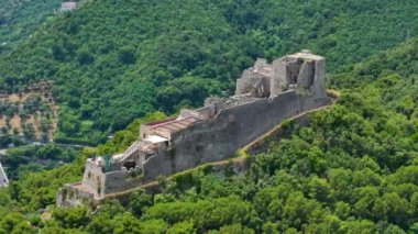 Hava aracı, eski ortaçağ manastırında gündoğumunda dağın tepesine tünemişti. İtalya, Dağ Zirvesi ve Kale, mimari anıt, hava manzaralı kale eski, Avrupa