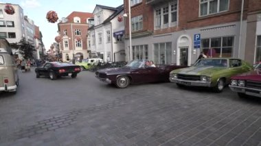 Viborg, Danimarka - 8 Ağustos 2023: Antika araba, Danimarka 'da Vintage Car Festivali. Kopenhag, Danimarka sokaklarında eski arabaların sergilendiği gri ölçekli bir çekim.