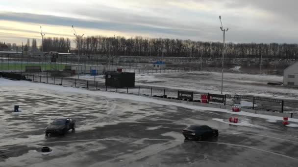 우크라이나 Kyiv 2023년 얼음선에 미끄러지기 스노우 드리프트 겨울에 아스팔트 추상에 — 비디오