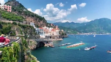 Atrani 'nin Amalfi Sahili' ndeki ünlü sahil köyünün hava manzarası. İtalya 'nın Campania bölgesindeki Salerno ilinin Amalfi kıyısındaki küçük Atrani kasabası. Amalfi kıyısındaki Atrani kasabası, İtalya.