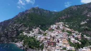 Positano, İtalya 'nın Amalfi Sahili' nde turistik bir yer. Positano 'daki yeşil sulu bitki örtüsünün içinden görünen Tyrhenian deniz kıyısındaki renkli evlerin havadan görünüşü Napoli metropolitan bölgesinde bir köydür.