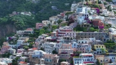 Positano, İtalya 'nın Amalfi Sahili' nde turistik bir yer. Positano 'daki yeşil sulu bitki örtüsünün içinden görünen Tyrhenian deniz kıyısındaki renkli evlerin havadan görünüşü Napoli metropolitan bölgesinde bir köydür.