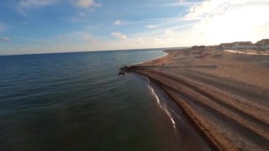FPV, Klitmoller Yumuşak Dalgalar Sihirli Kumsalda, Muhteşem Mavi Su, Danimarka, Avrupa, panoramik kum tepeleri, plaj, ve dalgalı Kuzey Denizi, Emerald deniz rengi, kayalara çarpan dalgalar 
