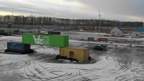 イギリス鉄道 Kyiv 2023年4月8日 アイスラインで滑走 雪が漂っている アスファルトロードトラックで車を漂う冬の空中トップビューの雪の陸上道路 抽象的な自動車の漂流 — ストック動画