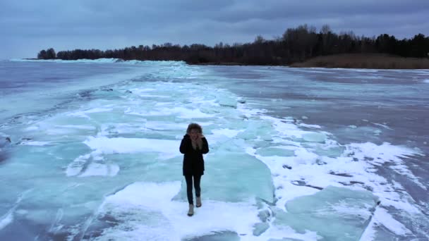 Lago Niña Caminando Lago Congelado Niña Caminando Sobre Hielo Agrietado — Vídeo de stock