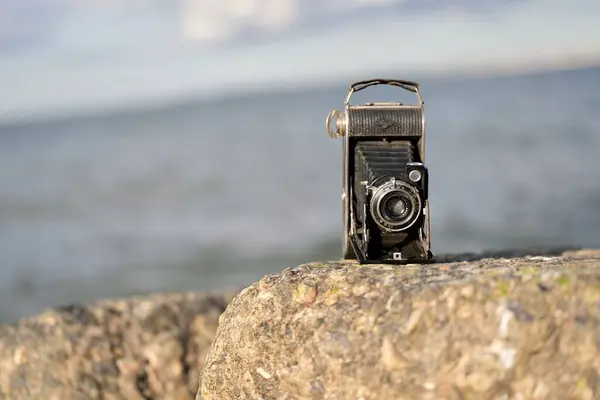 Antika Agfa Billy fotoğraf makinesi ön görüş lensi ve logosu, Eski siyah retro kamera, Klasik körük film kamerası, beyaz arka planda Retro kamera Agfa 