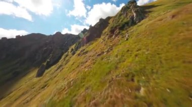 FPV, Karpat dağlarındaki Spitz dağının kayalık zirvesi, Spitz dağlarındaki sihir, Ukrayna Karpat Dağları. Çernogorski sırtında büyük taşlı keskin kayalar., 