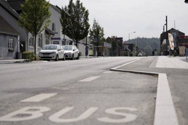 Şehirde otobüs durağı var. Şehirdeki apartmanda, önünde tramvay durakları var. CIty ulaşım ayrıntıları