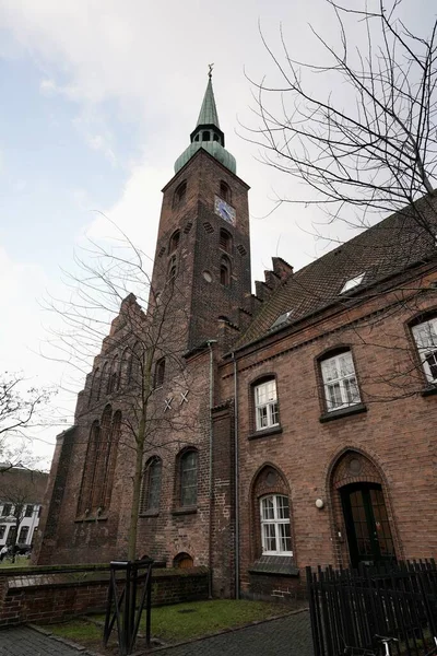 Aarhus Danimarka Şehir Merkezi yoğun bir günde, yazın güneşli bir günde birçok yayayla, şehrin mimarisi, Aarhus Katedrali, Kilise, alışveriş caddesi şehir merkezinin satış merkezinden manzarası 