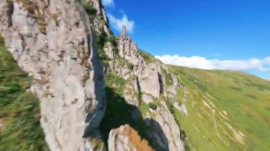 FPV, Karpat dağlarındaki Spitz dağının kayalık zirvesi, Spitz dağlarındaki sihir, Ukrayna Karpat Dağları. Çernogorski sırtında büyük taşlı keskin kayalar., 