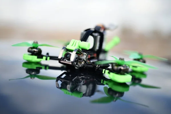 Yarış robotu. FPV yüksek hızlı drone. Hobi konsepti. Analog, Dijital FPV Drone Racing serbest stil Drone Pro uçuş hobisi izometrik izolasyon çizimi 