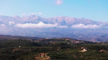 Girit, Yunanistan. Hava aracı atışı. Chania 'daki Falassarna Sahili, Elafonisi lagünü, Falassarna, Tepeler ve Palaiokastro kasabası, Girit, Katholiko Manastırı' ndaki eski Hristiyan kilise kalıntıları, Yunanistan 'ın dönüm noktası.