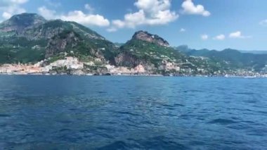 Gün doğumunda Amalfi sahili, Napoli yakınlarında İtalyan sahili, yukarıdan Amalfi ve Atrani kasabaları. İtalyan huzurlu sahil beldesi, eski sahil kasabasının inanılmaz hava görüntüleri.. 