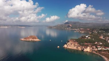 Girit, Yunanistan. Hava aracı atışı. Chania 'daki Falassarna Sahili, Elafonisi lagünü, Falassarna, Tepeler ve Palaiokastro kasabası, Girit, Katholiko Manastırı' ndaki eski Hristiyan kilise kalıntıları, Yunanistan 'ın dönüm noktası.