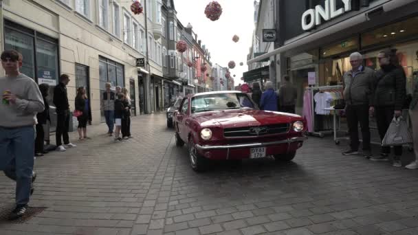 デンマーク バイボルグ 2023年8月8日 アンティークカー デンマークのヴィンテージカーフェスティバル デンマークのコペンハーゲンの通りで古い車の展示のグレースケールショット — ストック動画