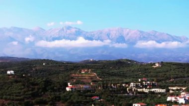 Girit, Yunanistan. Hava aracı atışı. Chania 'daki Falassarna Sahili, Elafonisi lagünü, Falassarna, Tepeler ve Palaiokastro kasabası, Girit, Katholiko Manastırı' ndaki eski Hristiyan kilise kalıntıları, Yunanistan 'ın dönüm noktası.