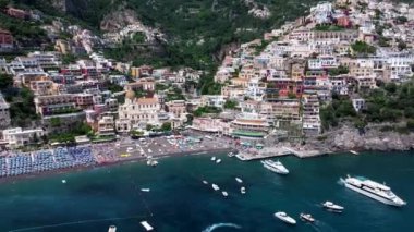 Positano, İtalya 'nın Amalfi Sahili' nde turistik bir yer. Positano 'daki yeşil sulu bitki örtüsünün içinden görünen Tyrhenian deniz kıyısındaki renkli evlerin havadan görünüşü Napoli metropolitan bölgesinde bir köydür.