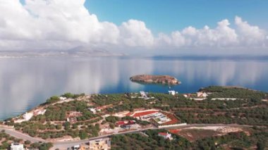 Girit, Yunanistan. Hava aracı atışı. Chania 'daki Falassarna Sahili, Elafonisi lagünü, Falassarna, Tepeler ve Palaiokastro kasabası, Girit, Katholiko Manastırı' ndaki eski Hristiyan kilise kalıntıları, Yunanistan 'ın dönüm noktası.