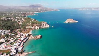 Girit, Yunanistan. Hava aracı atışı. Chania 'daki Falassarna Sahili, Elafonisi lagünü, Falassarna, Tepeler ve Palaiokastro kasabası, Girit, Katholiko Manastırı' ndaki eski Hristiyan kilise kalıntıları, Yunanistan 'ın dönüm noktası.