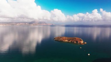 Girit, Yunanistan. Hava aracı atışı. Chania 'daki Falassarna Sahili, Elafonisi lagünü, Falassarna, Tepeler ve Palaiokastro kasabası, Girit, Katholiko Manastırı' ndaki eski Hristiyan kilise kalıntıları, Yunanistan 'ın dönüm noktası.