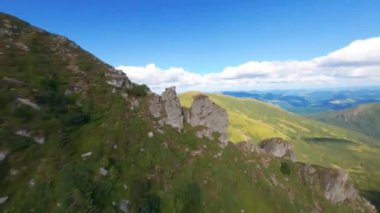 FPV, Karpat dağlarındaki Spitz dağının kayalık zirvesi, Spitz dağlarındaki sihir, Ukrayna Karpat Dağları. Çernogorski sırtında büyük taşlı keskin kayalar., 