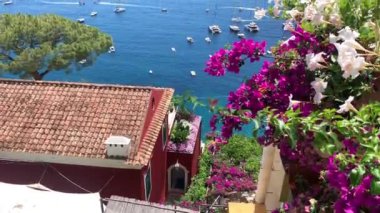 Positano, İtalya 'nın Amalfi Sahili' nde turistik bir yer. Positano 'daki yeşil sulu bitki örtüsünün içinden görünen Tyrhenian deniz kıyısındaki renkli evlerin havadan görünüşü Napoli metropolitan bölgesinde bir köydür.
