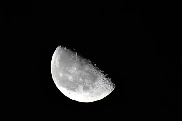 Yarım Ay Arkaplanı, Dünya 'nın yörüngesinde dönen ve Dünya' nın tek kalıcı doğal uydusu olan astronomik bir cisim.