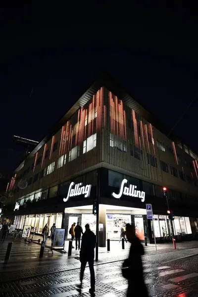  Aarhus Danimarka - 12 26 2021: Güneşli bir yaz gününde birçok yayayla dolu bir günde şehir merkezi, şehrin mimarisi, Aarhus Katedrali, Kilise, alışveriş caddesi şehir merkezi manzarası