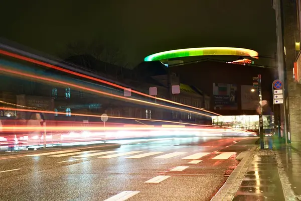  Aarhus Danimarka - 12 26 2021: Güneşli bir yaz gününde birçok yayayla dolu bir günde şehir merkezi, şehrin mimarisi, Aarhus Katedrali, Kilise, alışveriş caddesi şehir merkezi manzarası
