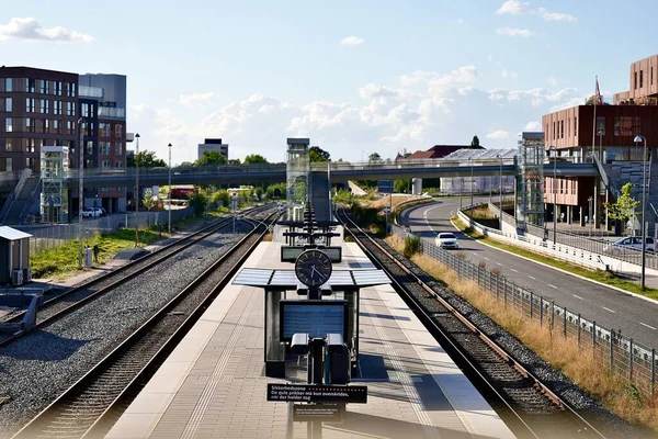 Tren istasyonu, tren istasyonundan gün batımının görüntüsü. Köprüden trenlerin ve arabaların geçtiği tren manzarası
