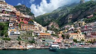 Gün doğumunda Amalfi sahili, Napoli yakınlarında İtalyan sahili, yukarıdan Amalfi ve Atrani kasabaları. İtalyan huzurlu sahil beldesi, eski sahil kasabasının inanılmaz hava görüntüleri.