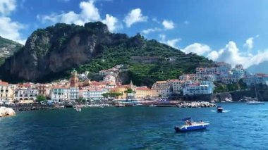 Gün doğumunda Amalfi sahili, Napoli yakınlarında İtalyan sahili, yukarıdan Amalfi ve Atrani kasabaları. İtalyan huzurlu sahil beldesi, eski sahil kasabasının inanılmaz hava görüntüleri.. 