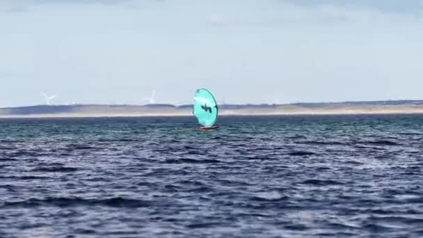 Nowoczesny Sport Wodny Hydrofoil Jeździć Oceanie Pomocą Skrzydła Siły Wiatru — Wideo stockowe