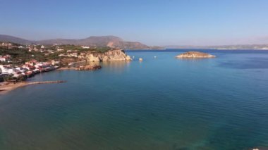 Girit, Yunanistan. Hava aracı atışı. Chania 'daki Falassarna Sahili, Elafonisi lagünü, Falassarna, Tepeler ve Palaiokastro kasabası, Girit, Katholiko Manastırı' ndaki eski Hristiyan kilise kalıntıları, Yunanistan 'ın dönüm noktası.