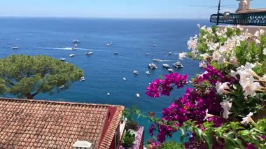 Positano, İtalya 'nın Amalfi Sahili' nde turistik bir yer. Positano 'daki yeşil sulu bitki örtüsünün içinden görünen Tyrhenian deniz kıyısındaki renkli evlerin havadan görünüşü Napoli metropolitan bölgesinde bir köydür.