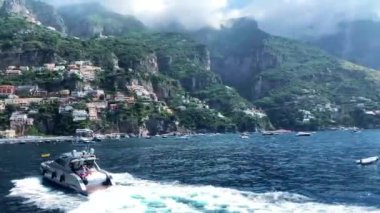 Gün doğumunda Amalfi sahili, Napoli yakınlarında İtalyan sahili, yukarıdan Amalfi ve Atrani kasabaları. İtalyan huzurlu sahil beldesi, eski sahil kasabasının inanılmaz hava görüntüleri.. 