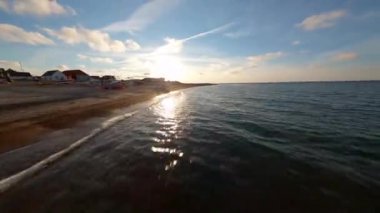 FPV, Klitmoller Yumuşak Dalgalar Sihirli Kumsalda, Muhteşem Mavi Su, Danimarka, Avrupa, panoramik kum tepeleri, plaj, ve dalgalı Kuzey Denizi, Emerald deniz rengi, kayalara çarpan dalgalar 