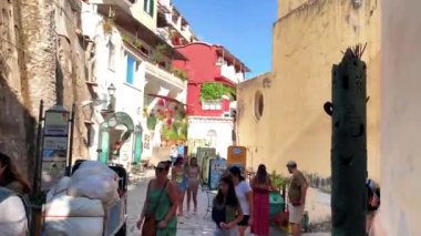 Amalfi, İtalya - 8 Ağustos 2023: Positano, Amalfi Sahili, İtalya. Bir Tyrhenian deniz kıyısındaki renkli evlerin havadan görünüşü Positano 'daki sulu yeşil bitki örtüsünün içinden görülüyor. 